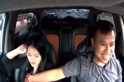 Anh tài xế vuốt vú cô gái sexy