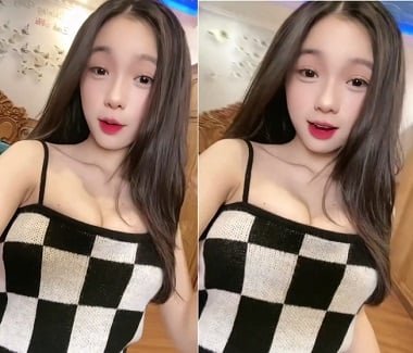 Chịch em gái xinh đẹp mặc áo caro trong nhà vệ sinh